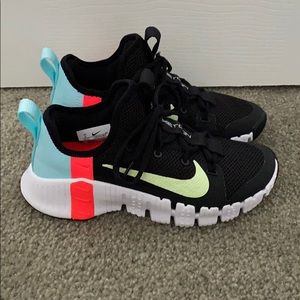 Nike metcon women’s size 6 sneaker black, red,blue